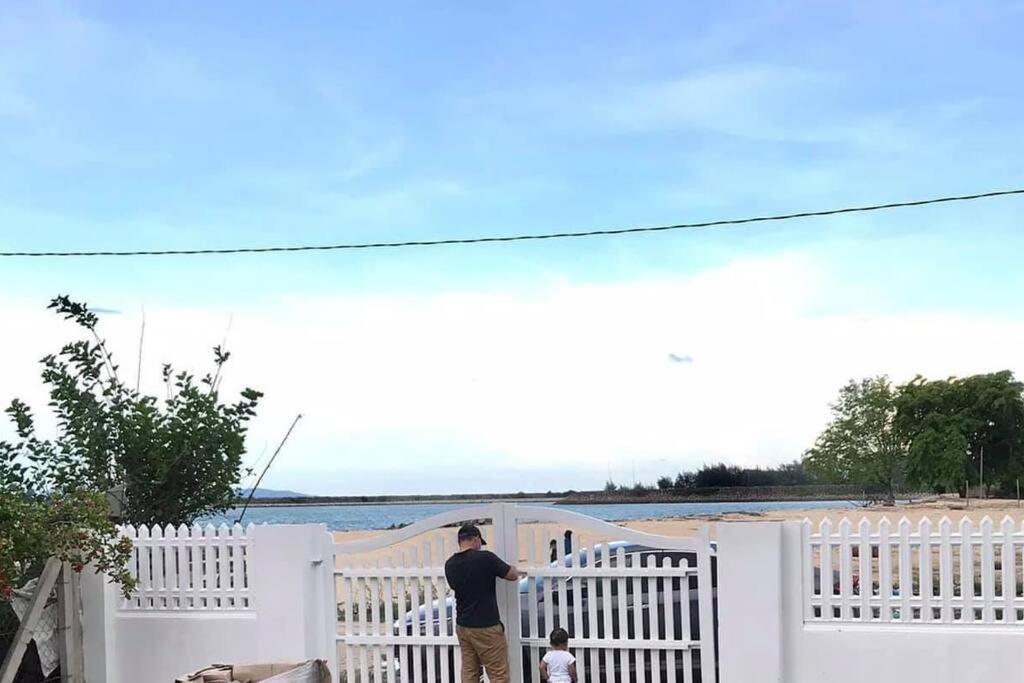 Villa Sea Kecil Tiny House Near Jetty Of Kuala Besut Kampong Nail Exterior foto